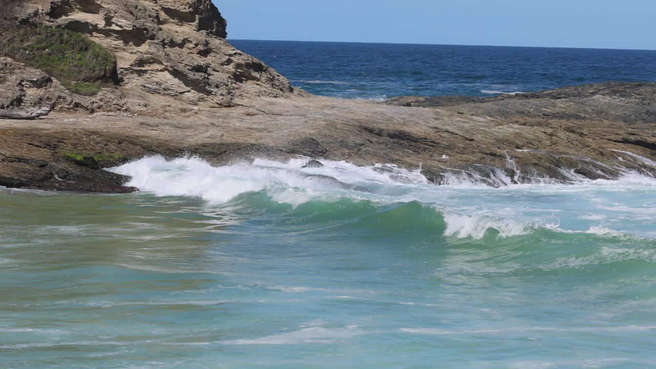 secuencia de olas que golpean y retroceden de las rocas