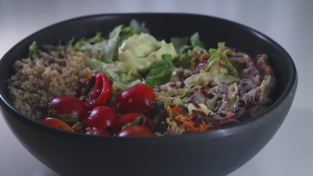 Chilensk salat tomat kirsebærsalat coleslaw quinoa
