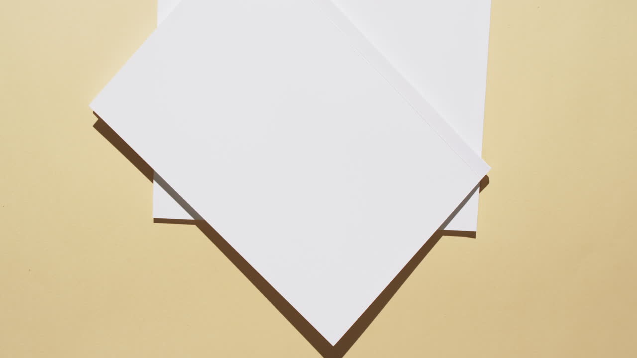 노란색 배경에 빈  페이지와 복사 공간이 있는 책의 비디오