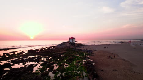 Vista-Aérea-De-Un-Pequeño-Templo-En-La-Orilla-Del-Océano-Atlántico-En-El-Norte-De-Portugal