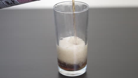 Llenando-Un-Vaso-Transparente-Con-Soda