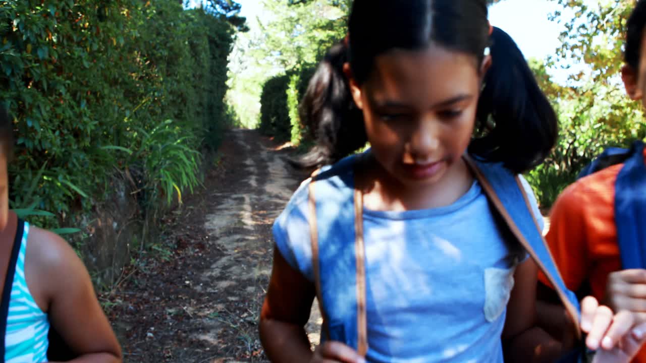escolares caminando por el parque