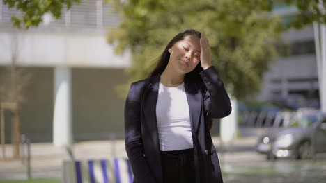 hermosa mujer joven posando en la cámara al aire libre