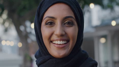 Retrato-Hermosa-Mujer-India-Sonriendo-En-La-Escena-Nocturna-Urbana