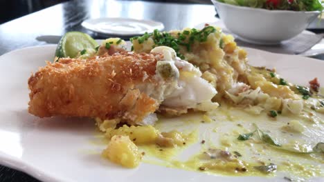 Essen-Von-Gebackenem-Fisch-Mit-Kartoffelpüree-Aus-Persönlicher-Perspektive-Aus-Nächster-Nähe