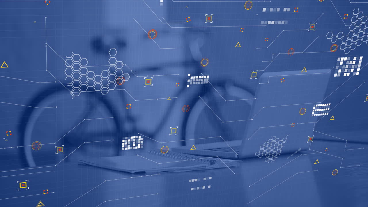 책상과 자전거 위에 있는 노트북과 다이어리의 클로즈업 뷰에 대한 데이터 처리의 애니메이션