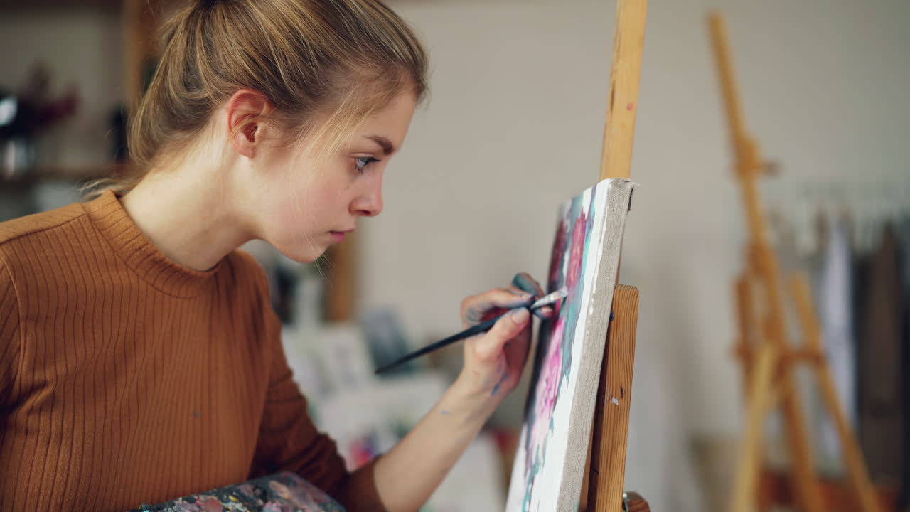 미술 스튜디오 에서 그림 을 그리는 여자