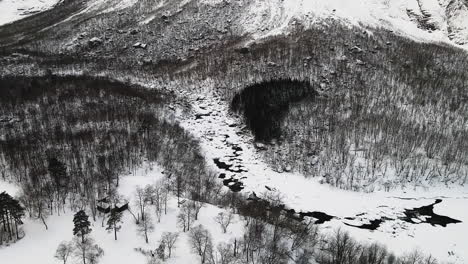 Valle-Del-Río-Helado-En-El-Campo-De-Noruega-Durante-El-Invierno