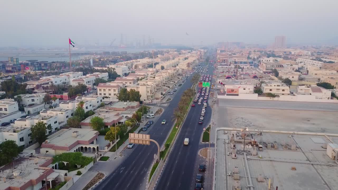 vista aérea de una zona residencial en dubai con tráfico