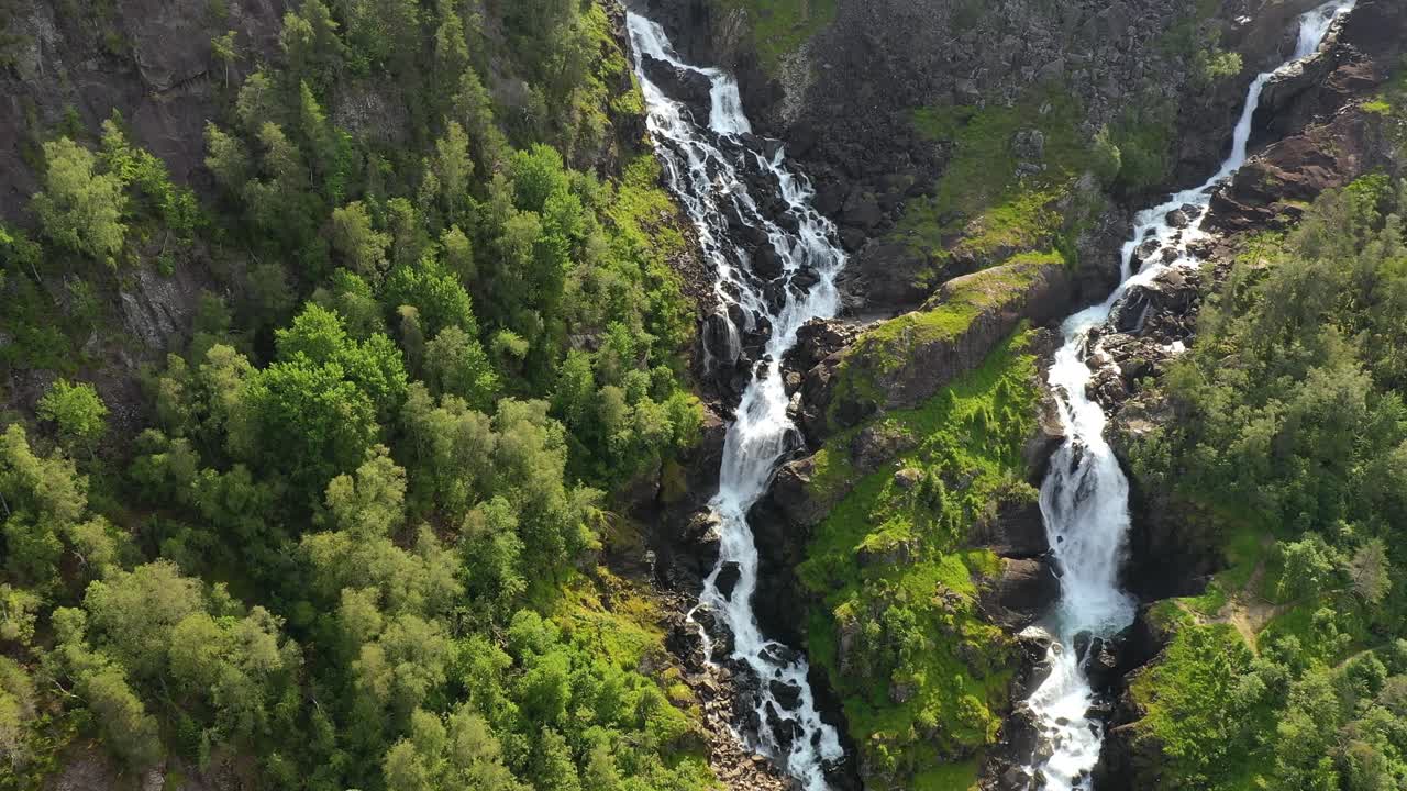 latefossen es una de las cascadas más visitadas de noruega y se encuentra cerca de skare y odda en la región de hordaland, noruega. consiste en dos arroyos separados que fluyen desde el lago lotevatnet.