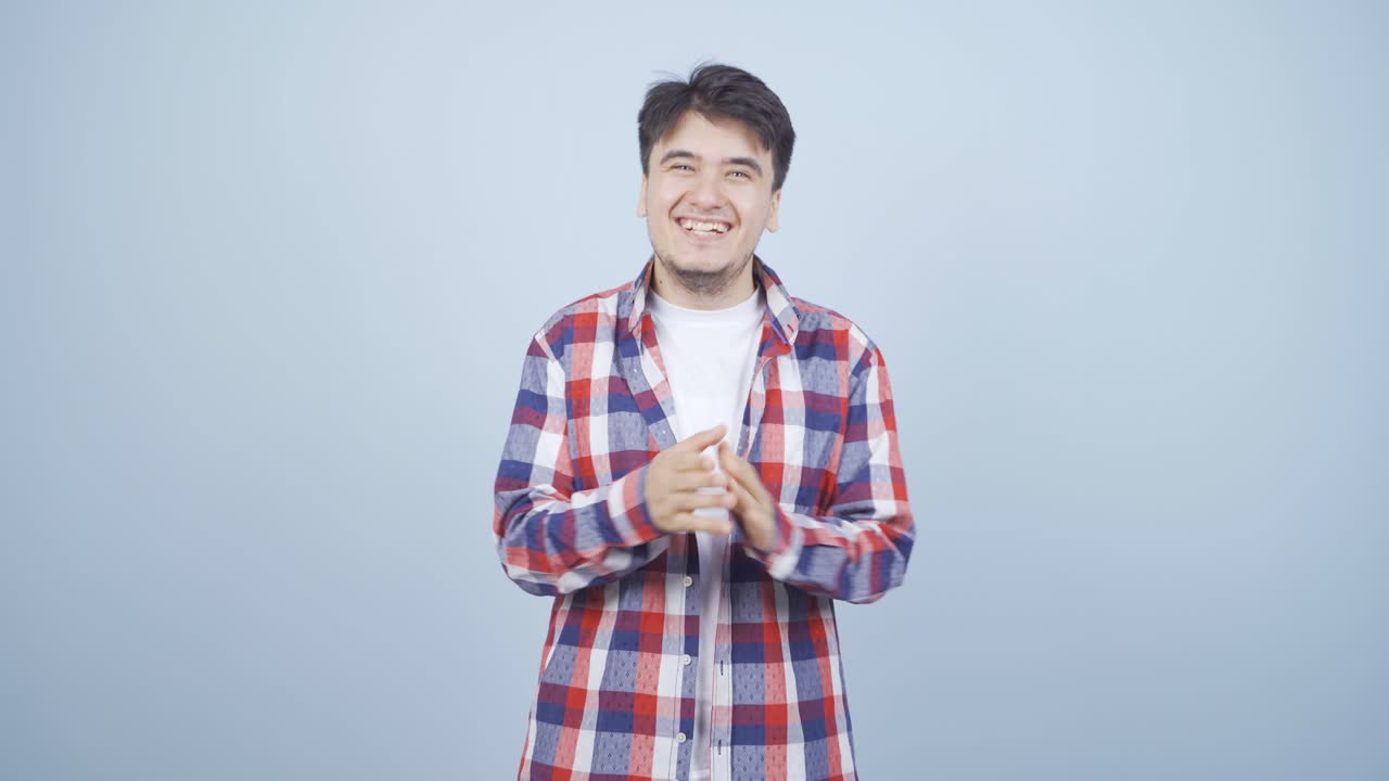 남자가 카메라에 흥분해서 박수를 치고 있습니다.