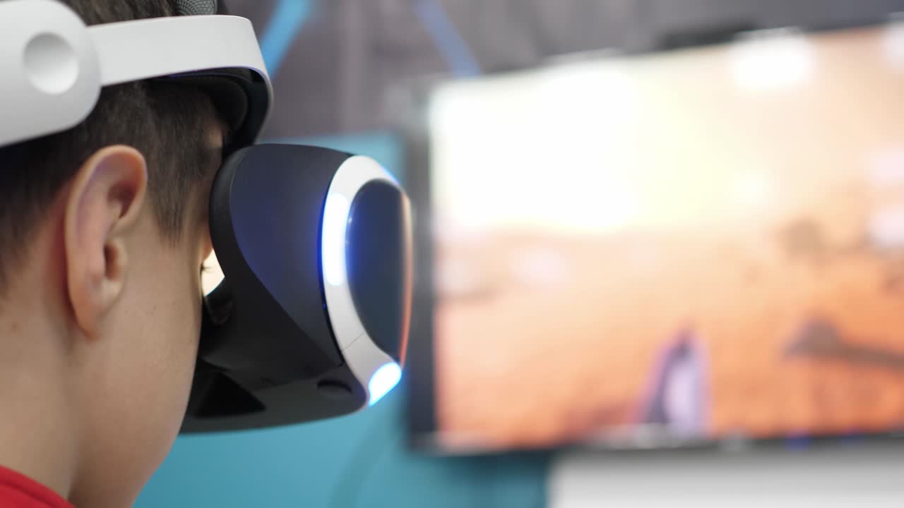 niño experimentando la realidad virtual