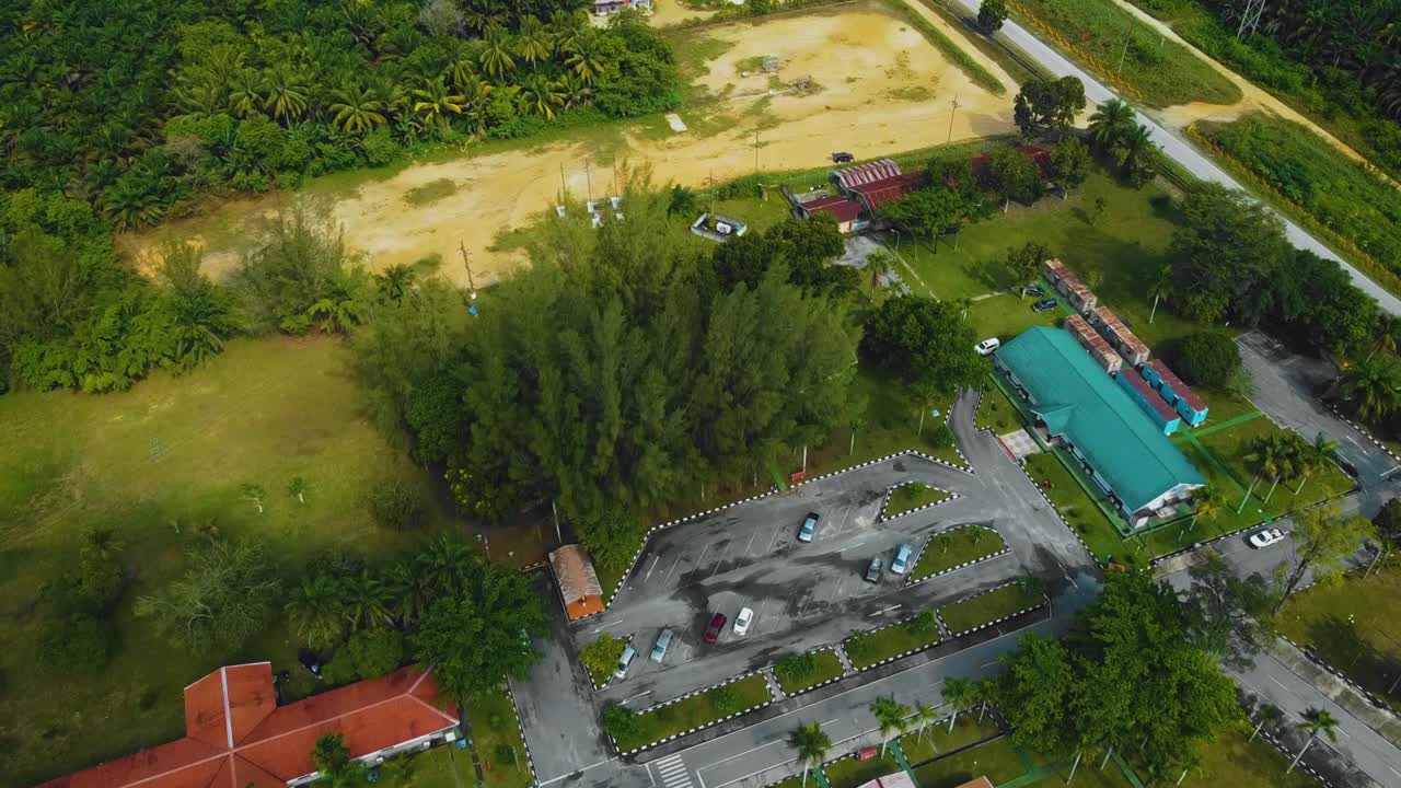 imágenes cinematográficas de drones de efluentes residenciales de molinos de aceite de palma consisten en edificios, casas, carreteras principales e infraestructura rodeadas de deforestación de árboles de aceite de palma ubicados en indonesia en full hd