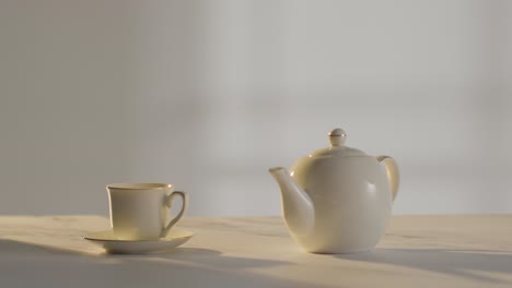 fotografía de estudio de hacer una taza de té británica tradicional usando una tetera 1