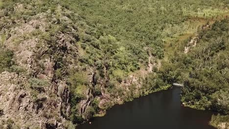 drone volando sobre la garganta en darwin