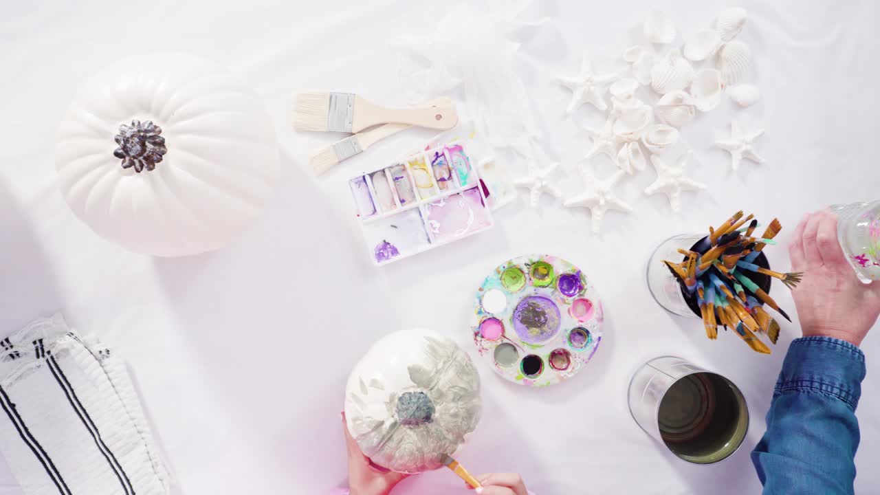 アクリル塗料でカボチャを塗る工芸品