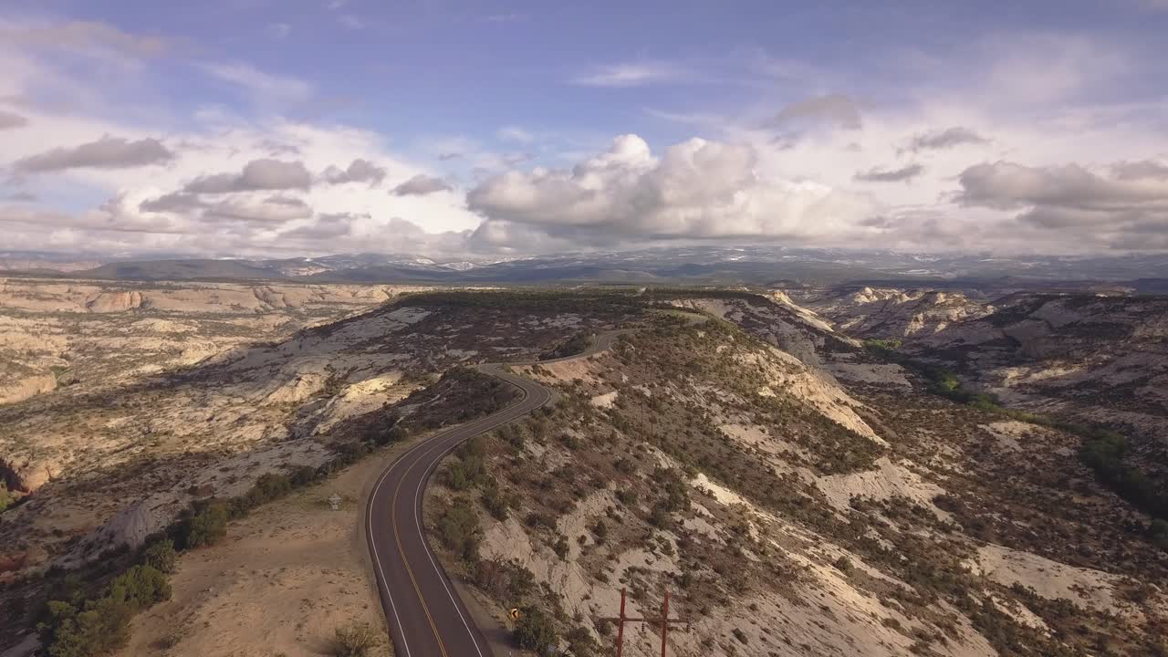 establecimiento de disparos de aviones no tripulados sobre toda la ruta estatal americana ruta escénica 12 en el monumento nacional gran escalera escalante en utah, ee. uu. en 4k