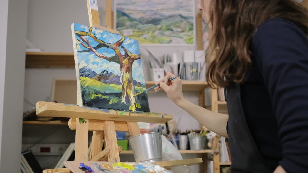예술 스튜디오 에서 풍경 을 그리는 여자
