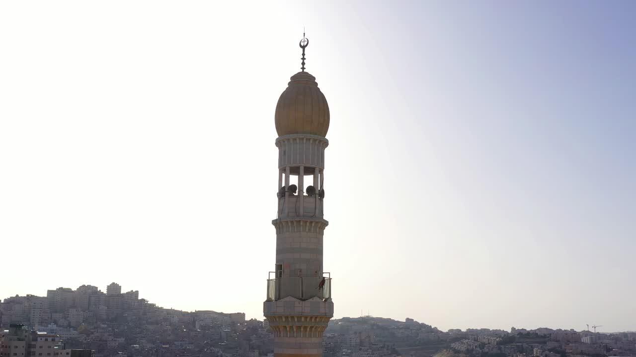 minarete de la torre de la mezquita en el campamento de refugiados de anata, en el cielo azul de jerusalén-aérea