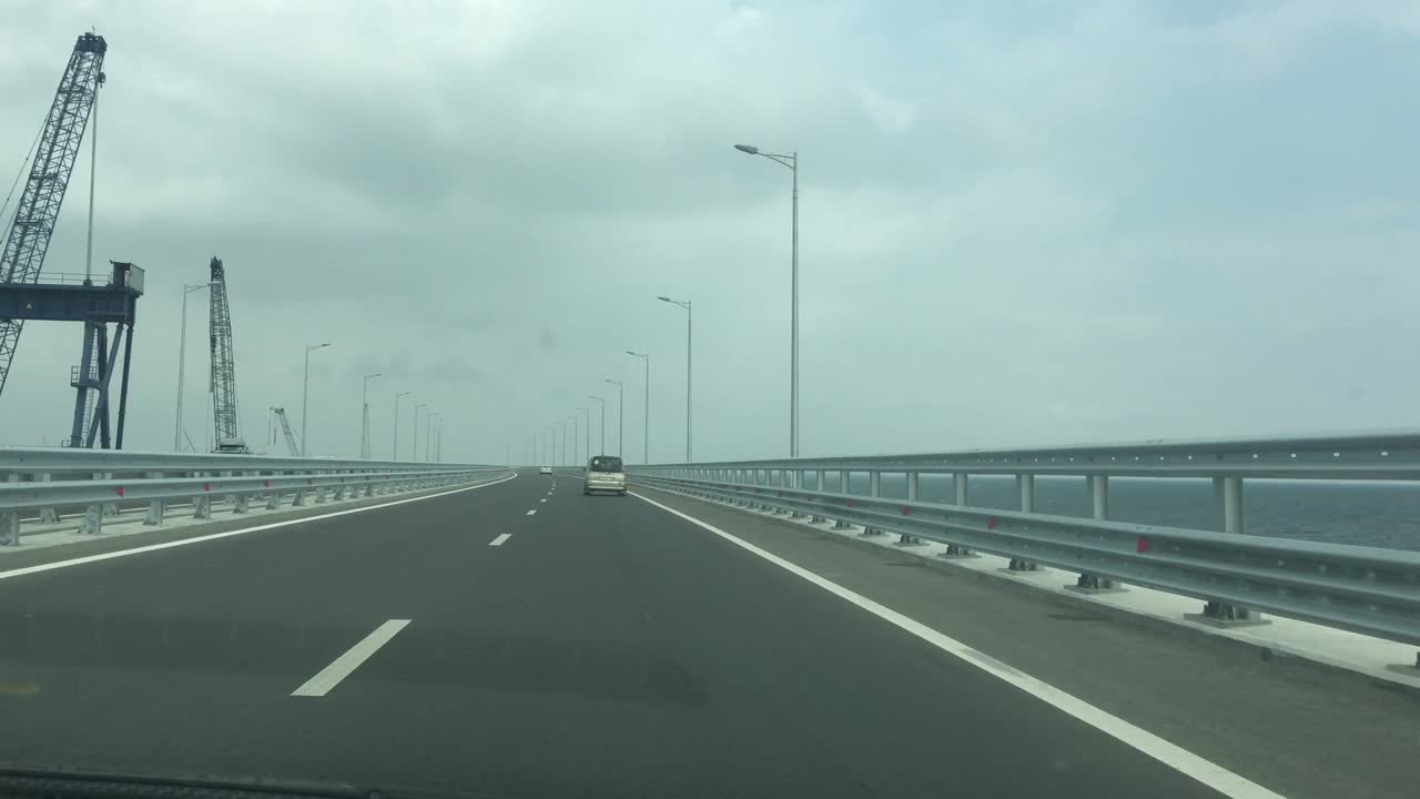 크리미아 다리, 케르치 다리, 일상적으로 케르치 해협을 가로지르는 도로와 철도 통로를 가진 케르치해협 다리.