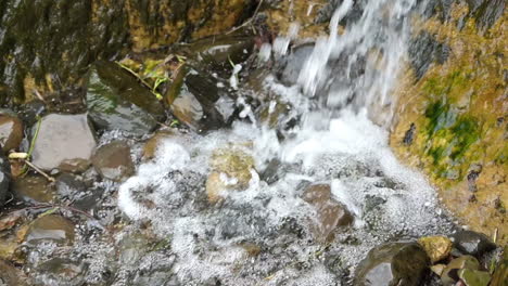 Wasserfall-Landet-Auf-Felsen,-Nahaufnahme-Und-Verkleinert