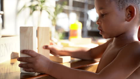 niño pequeño jugando con bloques de construcción en sudáfrica