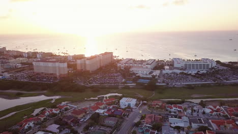 Barrios-Residenciales-Detrás-De-Enormes-Hoteles-A-Lo-Largo-De-La-Costa-De-Aruba-Durante-La-Hora-Dorada