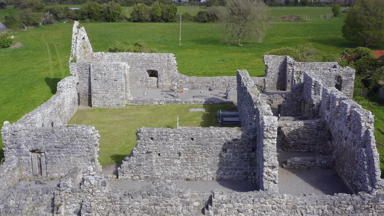 una amplia panorámica aérea a través lentamente. la abadía de annaghdown. galway