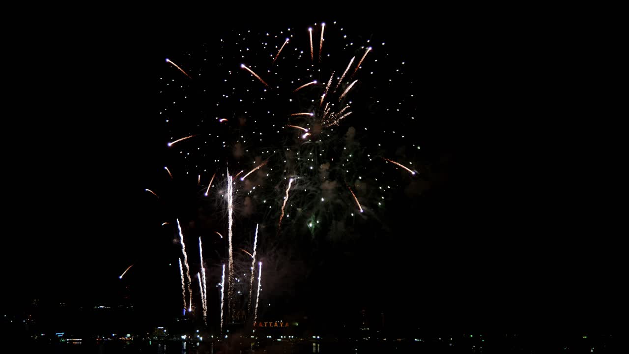 fuegos artificiales reales que explotan el relleno del marco de celebración y el bucle sin problemas desenfoque abstracto luces bokeh en el cielo nocturno con el festival de espectáculo de fuegos artificiales que brillan intensamente