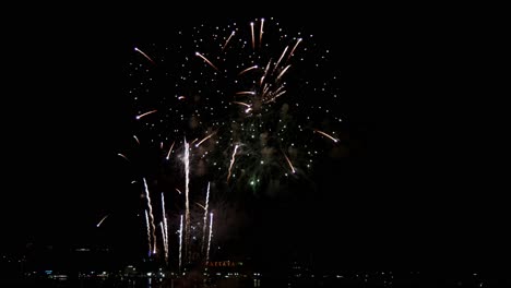 Echtes-Feuerwerk-Explodierender-Feierrahmen-Füllen-Und-Schleifen-Nahtlos-Abstrakte-Unscharfe-Bokeh-lichter-Am-Nachthimmel-Mit-Dem-Leuchtenden-Feuerwerksfest