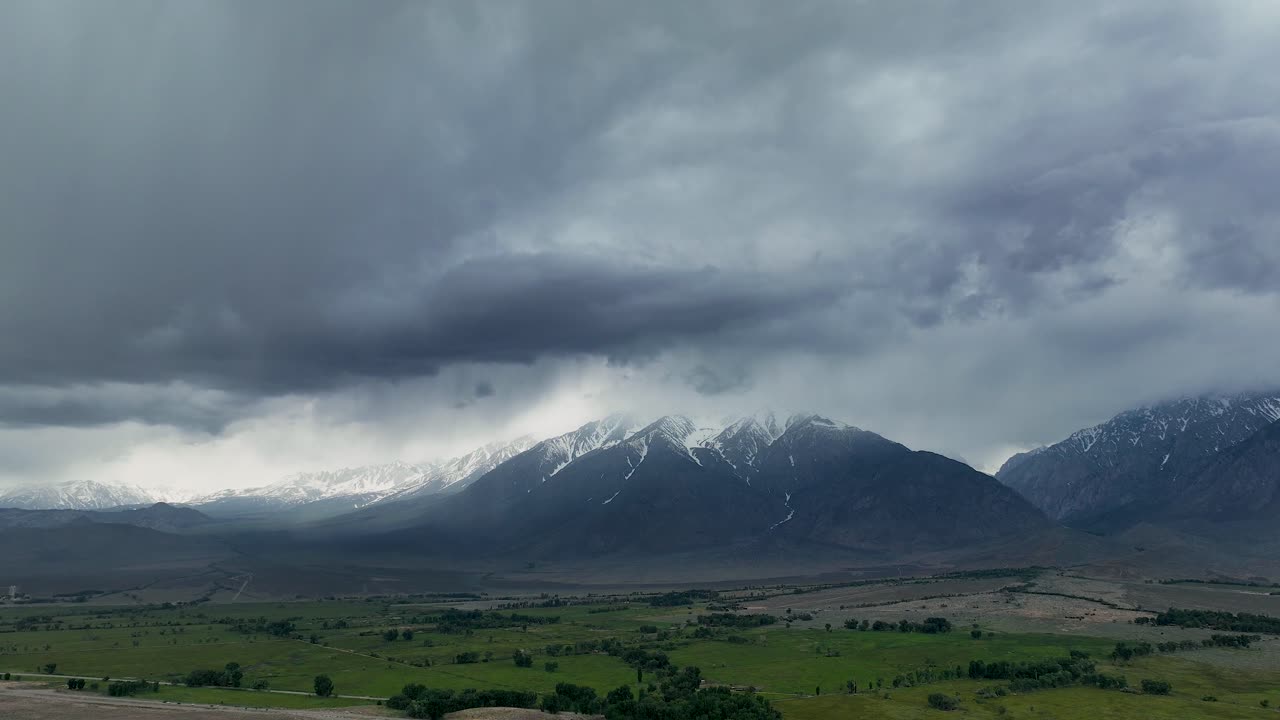동부 시에라 네바다 라운드  ⁇ 리 위에서 북쪽으로 불어오는 폭풍의 드론 하이퍼 ⁇ 스 비디오 비 ⁇  캘리포니아