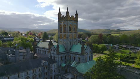 Toma-Cinematográfica-De-Una-Catedral-En-Buckfast,-Inglaterra-Durante-Un-Día-Nublado