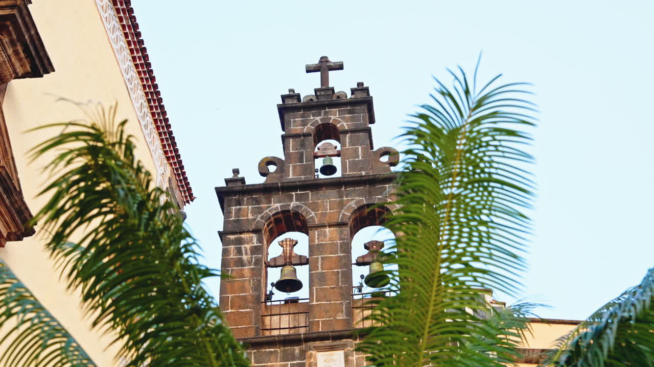 un primer plano del campanario de una iglesia local en puerto de la curz en tenerife, islas canarias, españa.