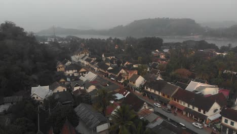 Toma-Aérea-De-Luang-Prabang-Laos-Durante-El-Amanecer,-Drone