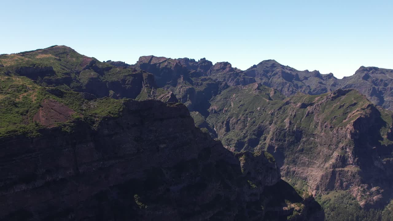 Splendida vista aerea delle aspre montagne di Madeira ripresa da drone.