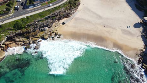 tamarama beach y tamarama marine drive road en nueva gales del sur, australia