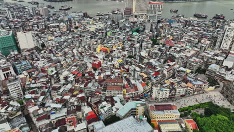 una vista aérea de una ciudad con muchos edificios