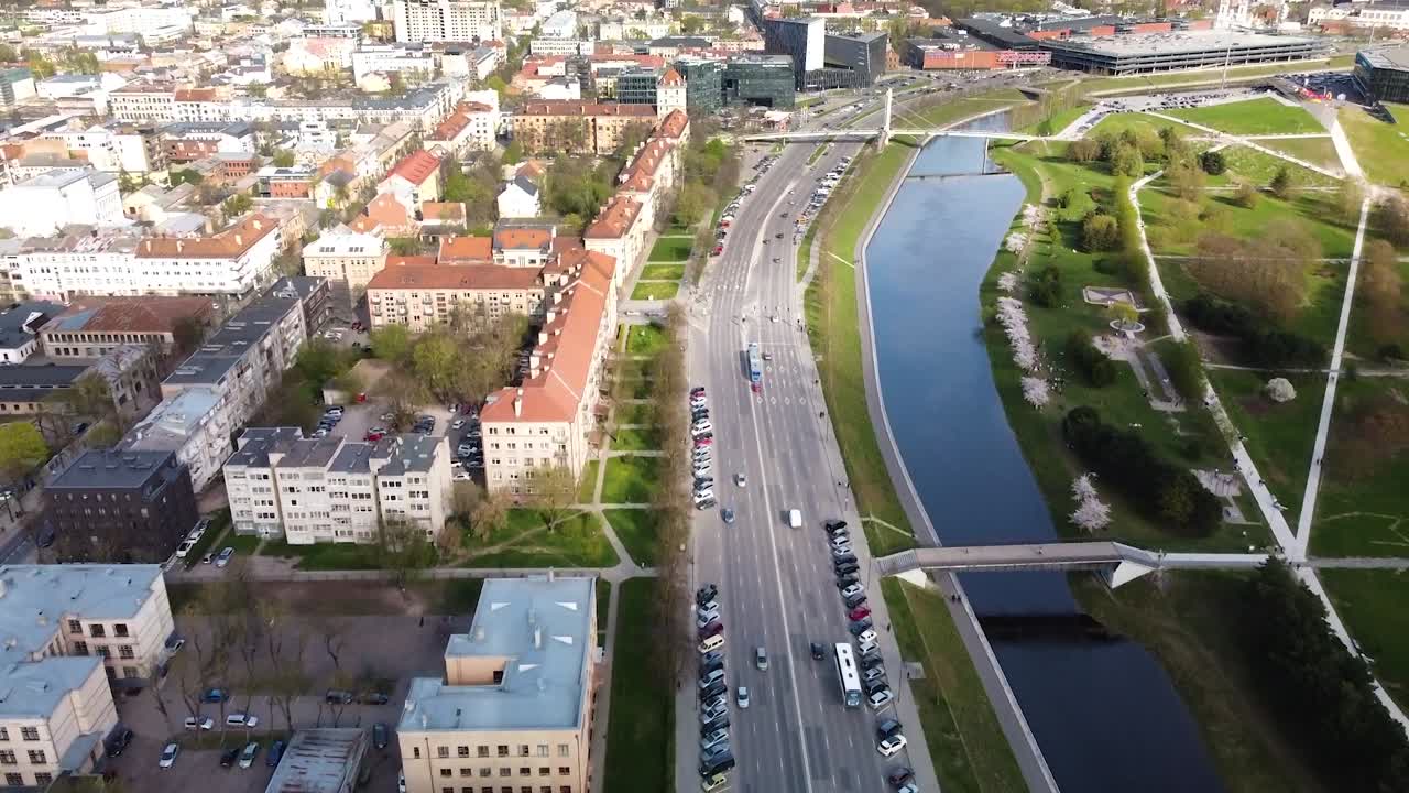 카우나스 시의 킹 민다우가스 애비뉴와 시내, 공중 전망