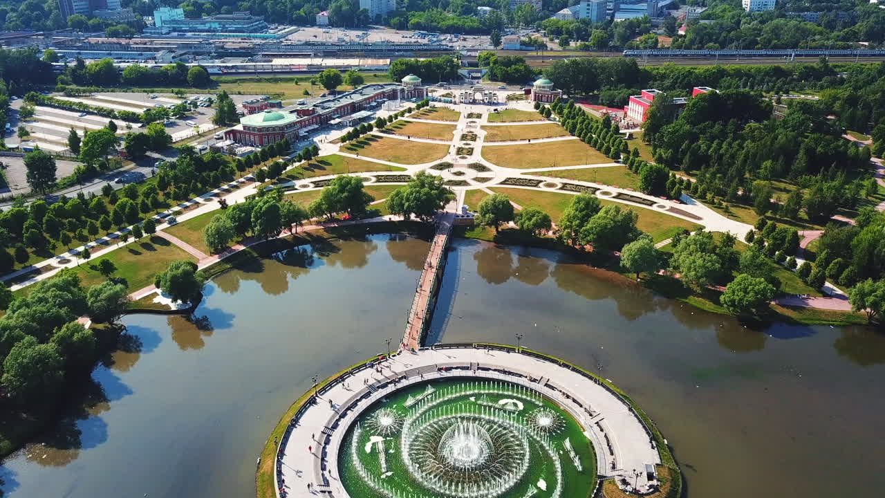 분수 와 호수 가 있는 아름다운 도시 공원 의 공중 풍경