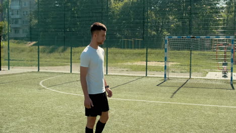 Grupo-De-Jóvenes-Futbolistas-Entrenando-Y-Pasándose-El-Balón-Entre-Ellos-En-Un-Campo-De-Fútbol-Callejero-En-Un-Día-Soleado-2