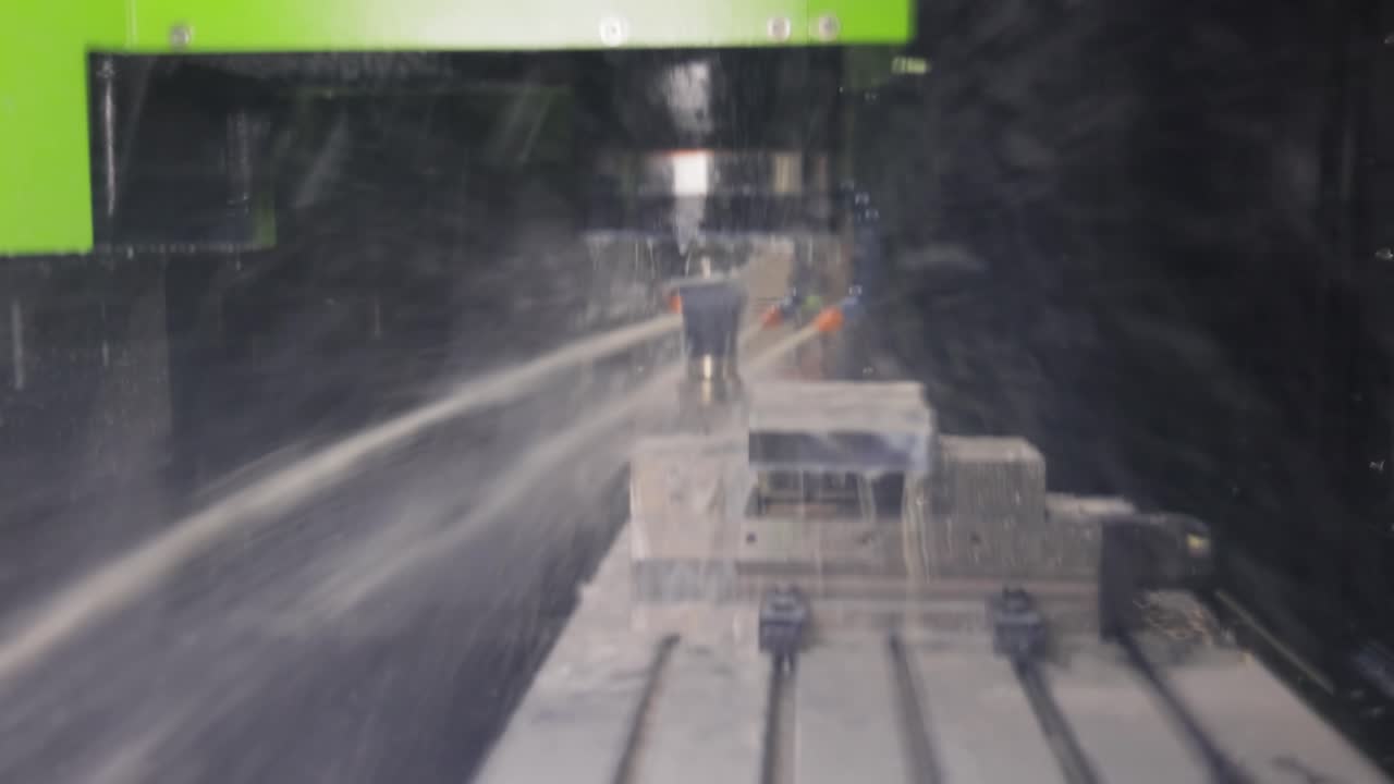 작동 중 cnc 밀링 기계