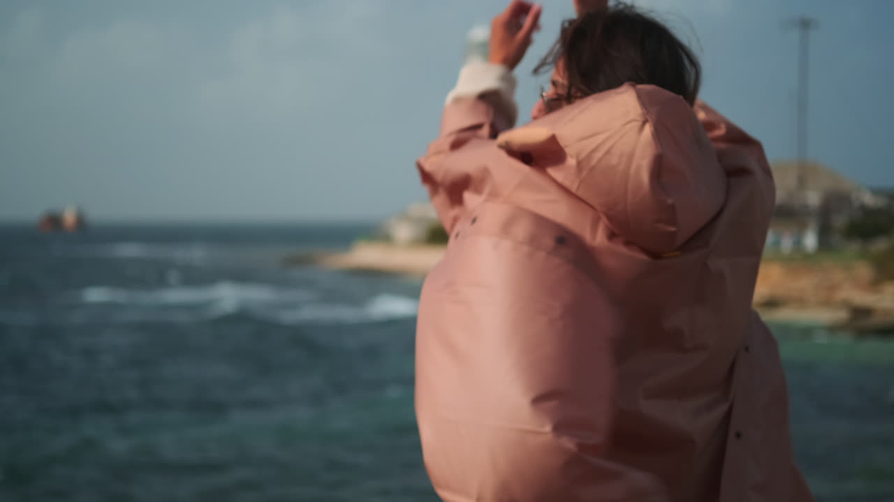 등대 근처 의 바다 전망 을 즐기는 여자