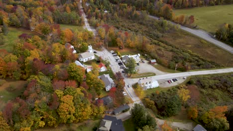 Neuengland-stadt-In-Der-Schönen-Herbstfarblandschaft.-Luftaufnahmen-Zur-Drohnenansicht