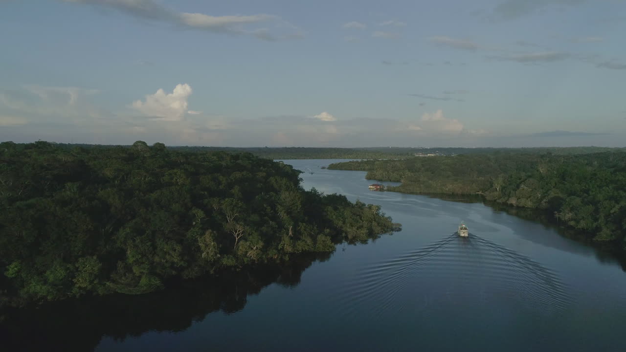 río en el amazonas, vista aérea, con botes y barcos temprano en la mañana