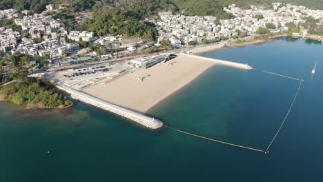 playa pública vacía en hong kong debido a las pautas de bloqueo de covid19, vista aérea