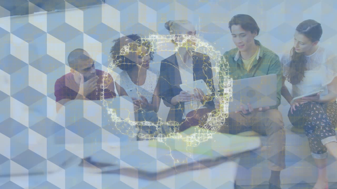 전자 기기를 사용하는 사업가들 위에서 회전하는 인간의 뇌의 애니메이션