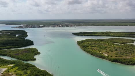 Imágenes-De-Drones-De-Cruceros-En-Barco-En-La-Playa-De-Arena-Tropical-Caribeña-Con-Agua-Turquesa---Zafiro,-Laguna-De-Río-Lagartos,-México