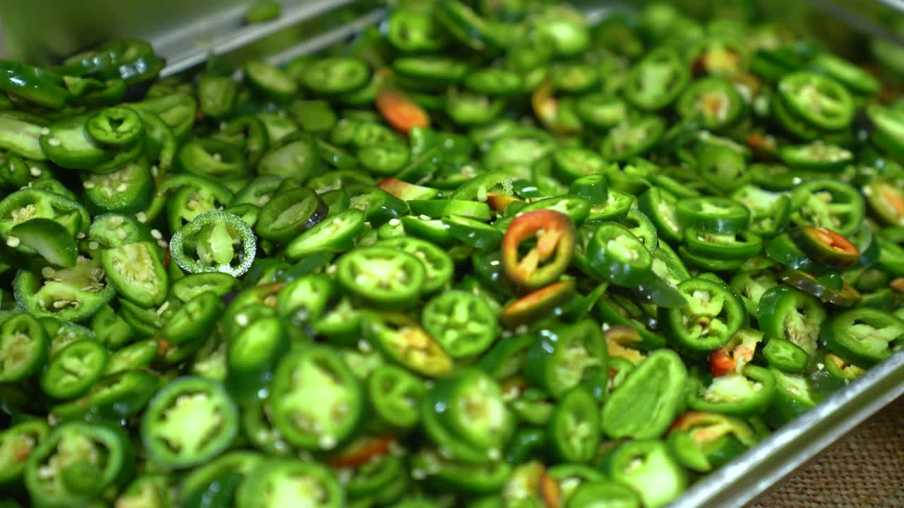 Close-up de Pimentas Jalapeño Verdes Recém-Fatiadas.