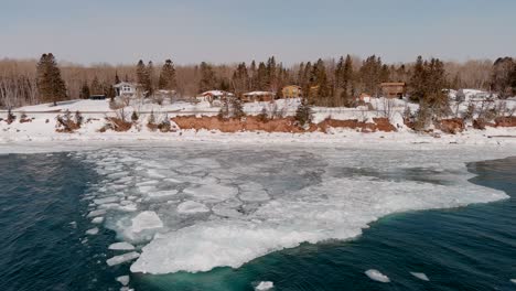 Orillas-Del-Lago-Cubiertas-De-Hielo-Del-Lago-Superior-Con-Casas-Frente-Al-Mar-En-Duluth,-Minnesota