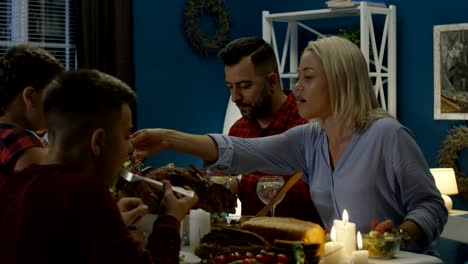 familia alegre disfrutando de la cena del día de acción de gracias